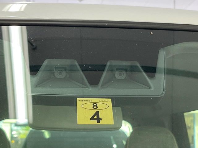 【スマートアシスト】走行中に前方の車両等を認識し、衝突しそうな時は警報とブレーキで衝突回避と被害軽減をアシスト。より安全にドライブをお楽しみいただけます。