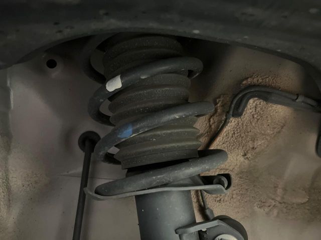 お車を安心してお乗りいただく為には、足回りの定期点検が欠かせません。サービスサポート（有償保証）では無料点検もご提供しており、安心のカーライフをお過ごしいただけるサポート体制が整っています。