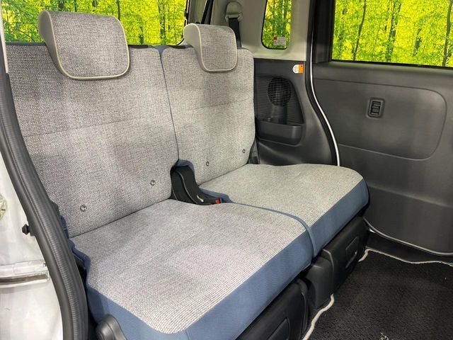 後部座席も気になるようなキズ・汚れやへたり等、大きなダメージはなく、良好な状態です。