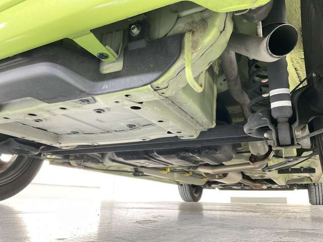 中古車だと気になる足廻り＆下廻り・・・ご覧の通り状態良好◎沿岸部や降雪地にお住まいのお客様もご安心ください♪