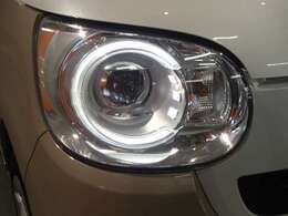LEDヘッドライトです。デザイン性がよくとても明るいので、夜間の走行や悪天候でも安心です。しかも長寿命！
