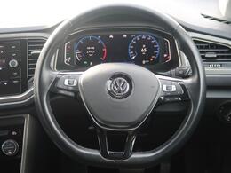 Volkswagen全車共通の上質な本革を使用した手触りのしっとりとしたステアリングです。唯一素肌が触れるハンドルは上位モデルと同じ握り心地になっております。