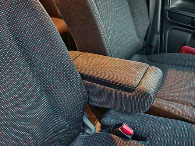 あると嬉しいアームレスト付き。長時間の運転でも腕が疲れにくく、快適にドライブできます。