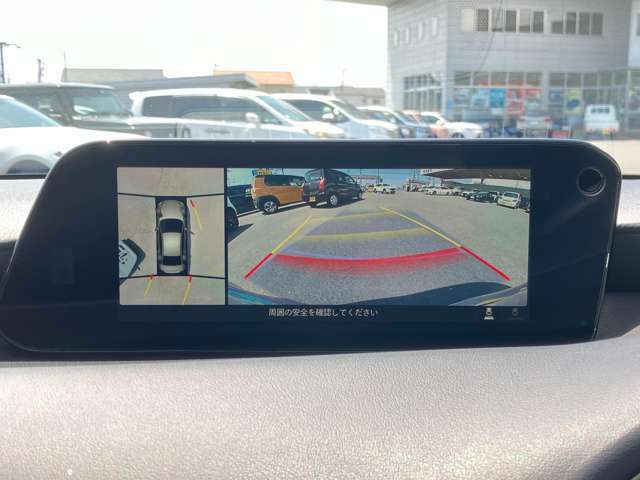 車両の前後左右に備えた計4つのカメラの映像をセンターディスプレイに表示。対象車両や物を検知して知らせる警報音とともに、低速走行時に目では直接確認しづらいエリアの安全確認をサポートします。