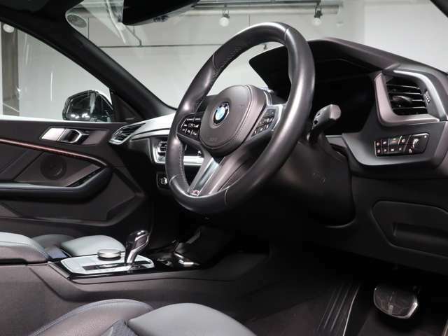 BMW認定中古車は360°チェックリストに従い徹底的にチェック。エンジンやトランスミッション、電気系統やコンピュータ・システムなどを詳細に点検。交換基準に達した部品は整備した後にご納車いたします。
