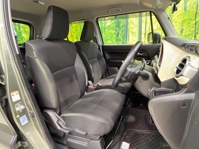 運転席まわりには十分なスペースがあり、大柄な方でもゆったり運転していただける環境です。