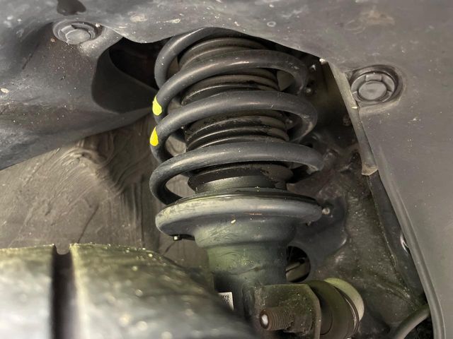 お車を安心してお乗りいただく為には、足回りの定期点検が欠かせません。サービスサポート（有償保証）では無料点検もご提供しており、安心のカーライフをお過ごしいただけるサポート体制が整っています。