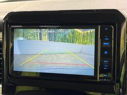 【バックカメラ】駐車時に後方がリアルタイム映像で確認できます。大型商業施設や立体駐車場での駐車時や、夜間のバック時に大活躍！運転スキルに関わらず、今や必須となった装備のひとつです！