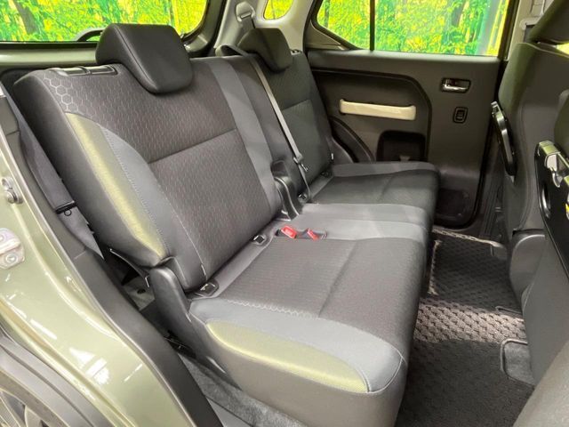 広々とした2列目シートは居住性が高く、居心地も快適！友達や家族とのお出かけにぴったりです。ベビーシートやチャイルドシート使用時も快適にお過ごしいただける十分な空間を確保しています。