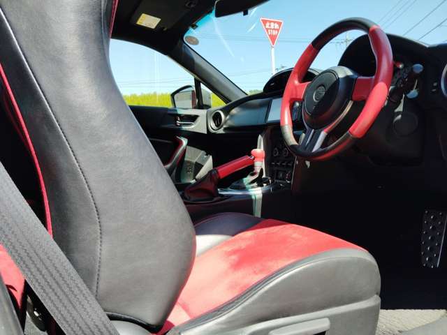 運転席周りはシンプルなデザインのため、運転手を選びません。初めてのお車をお選びの方や、運転になれていない方にもおすすめです。