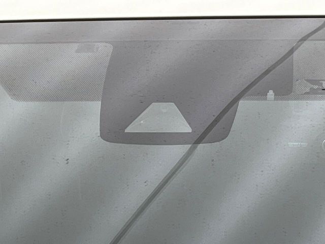 【トヨタセーフティセンス】走行中に前方の車両等を認識し、衝突しそうな時は警報とブレーキで衝突回避と被害軽減をアシスト。より安全にドライブをお楽しみいただけます。