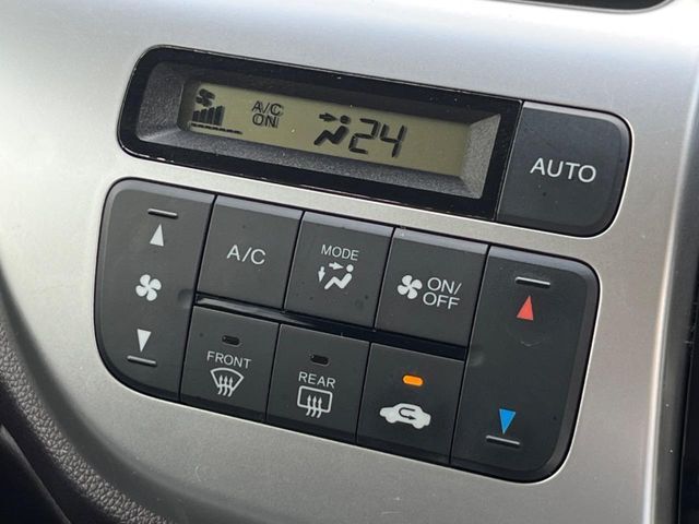 【オートエアコン】一度お好みの温度に設定すれば、車内の温度を検知し風量や温度を自動で調整。暑い…寒い…と何度もスイッチ操作をする必要はありません。快適な車内空間には必須の機能ですね♪