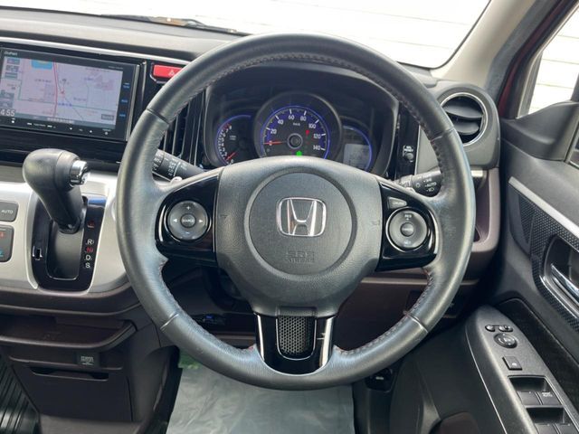 【ステアリングスイッチ】運転中、前方から目線をそらすことなく、オーディオ等の操作が可能な便利機能！安心＆快適なドライブを演出してくれます♪