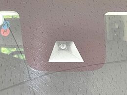 【エマージェンシーブレーキ】走行中に前方の車両等を認識し、衝突しそうな時は警報とブレーキで衝突回避と被害軽減をアシスト。より安全にドライブをお楽しみいただけます。