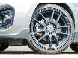 AT3万キロ台のスイフトスポーツが入庫しました！！ガンメタリックのボディカラーが映えますね♪♪新品トラストウイング/WORKアルミ/ロッソモデロマフラー/シーケンシャルテール/アイライン/ナビ/ETC付です