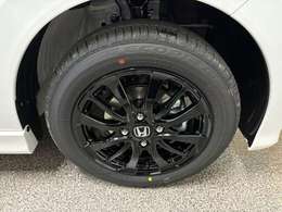 ブラックに統一されたアルミホイールが足元を引き締めます♪