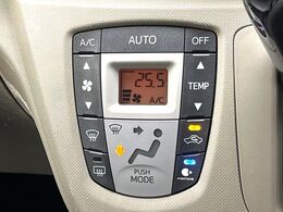 【オートエアコン】一度お好みの温度に設定すれば、車内の温度を検知し風量や温度を自動で調整。暑い…寒い…と何度もスイッチ操作をする必要はありません。快適な車内空間には必須の機能ですね♪