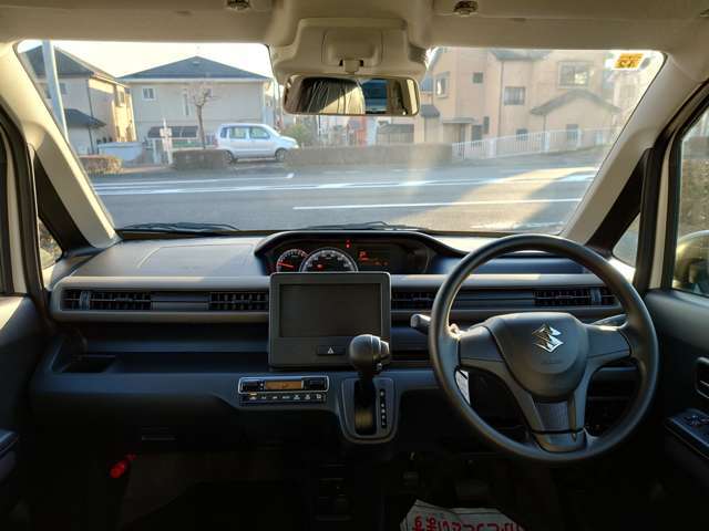 ≪運転席からの景色≫　コンパクトでありながら広さも感じられます。