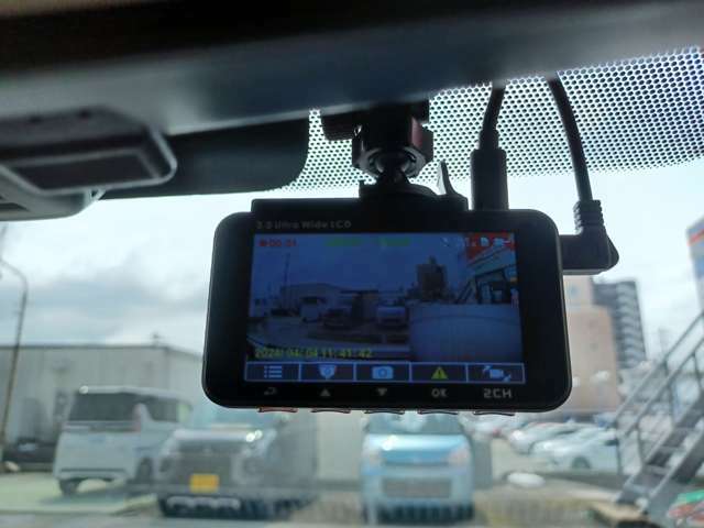 運転中の映像や音声を記録できます。万が一の事故の際も安心ですね。