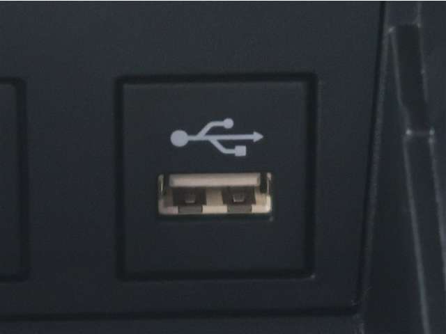 BlueTooth　USB等外部オーディオと連携する事により車内で音楽を聴く事ができます。