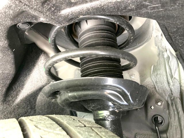 お車を安心してお乗りいただく為には、足回りの定期点検が欠かせません。サービスサポート（有償保証）では無料点検もご提供しており、安心のカーライフをお過ごしいただけるサポート体制が整っています。