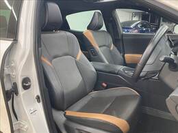 大人気メーカーオプション「サンルーフ」装備！開放的なドライブをお楽しみ頂けます！