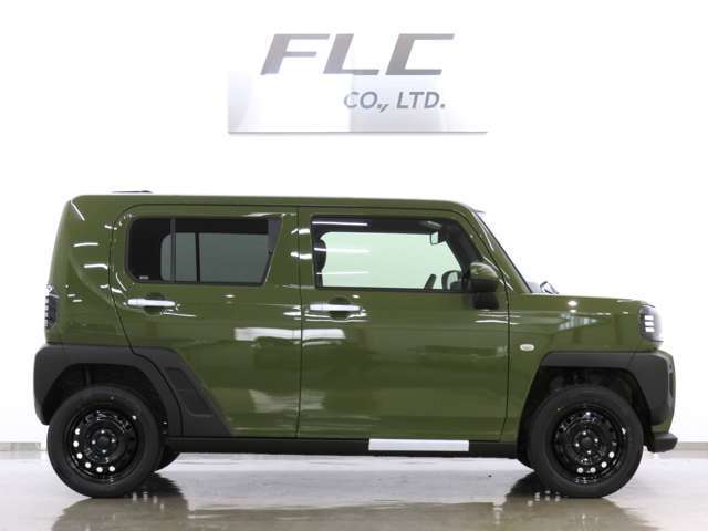 当社の届出済未使用車は、店舗に『新車おろしたて』の状態で入荷いたします。新規届出によりナンバーを取得後、店頭で丁寧に展示・保管をしています。遠方のお客様にも、安心してお勧めできるコンディションです。