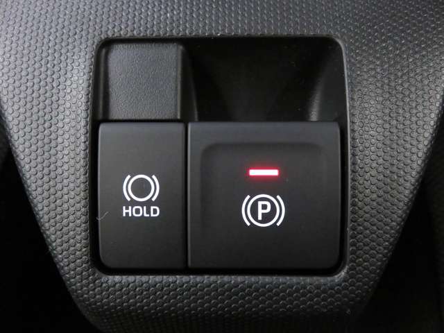 電動式パーキングブレーキを採用しており、指先で簡単に操作できます。ほとんど力を必要とせず、着実にブレーキをかけることができるため、従来型のブレーキに比べて安全性が向上しています。