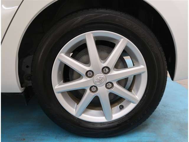 【タイヤ・ホイール】タイヤサイズ175/65R15の純正アルミホイールです。タイヤ溝は約6mmになります。