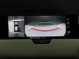 上空から俯瞰した映像で周囲の状況を確認出来る360°ビューモニターです。大柄な車体ですが、これで狭い駐車場でも安心ですね。また、隠れたお子様やいつの間にか置かれたカートも確認出来ますね。