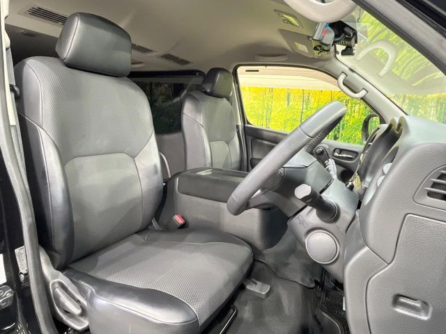 運転席シート廻りは使用感も少なく、良好な状態となっています。前オーナー様が丁寧に使っていたことがよくわかりますね。