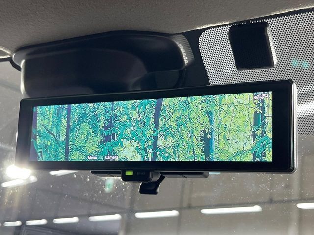 【インテリジェントルームミラー】後席の大きな荷物や同乗者で後方が確認しづらい時でも安心！カメラが撮影した車両後方の映像をルームミラー内に表示。クリアな視界で状況の確認が可能です！
