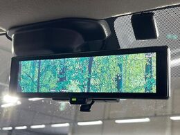 【インテリジェントルームミラー】後席の大きな荷物や同乗者で後方が確認しづらい時でも安心！カメラが撮影した車両後方の映像をルームミラー内に表示。クリアな視界で状況の確認が可能です！