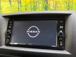 【純正ナビ】人気の純正ナビを装備しております。ナビの使いやすさはもちろん、オーディオ機能も充実！キャンプや旅行はもちろん、通勤や買い物など普段のドライブも楽しくなるはず♪