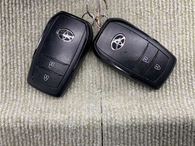 手荷物が多いときでも、スマートキーをバッグやポケットに携帯していれば、キーを取り出すことなくドアの解錠・施錠ができます