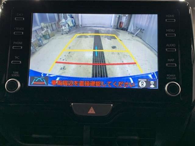 ディスプレイに後方の視界を表示し、車庫入れをサポート「距離目安線」「車幅延長線」およびステアリング操作に連動する「予想進路線」を画面に表示します。※必ず車両周辺の安全を直接確認してください。