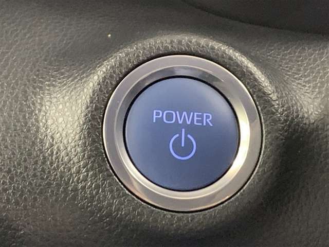 スマートキーをバッグやポケットに携帯していれば、キーを取り出すことなくドアの解錠・施錠ができます。ハイブリッドシステムの起動はブレーキを踏みながらパワースイッチを押すだけです。