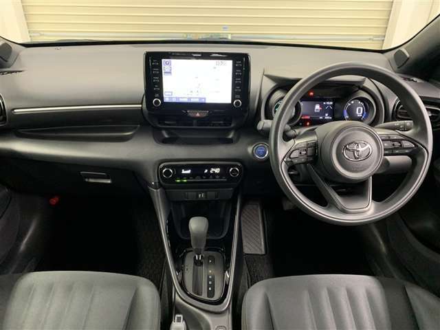 シンプルで操作しやすいインパネ周り、各操作スイッチは使いやすい位置に配置されています。