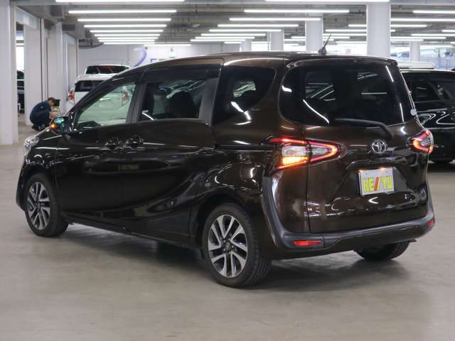雨が降ってもゆったりと車選びができる全天候型立体展示場！エスカレーター完備！