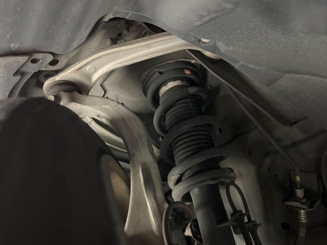 お車を安心してお乗りいただく為には、足回りの定期点検が欠かせません。サービスサポート（有償保証）では無料点検もご提供しており、安心のカーライフをお過ごしいただけるサポート体制が整っています。