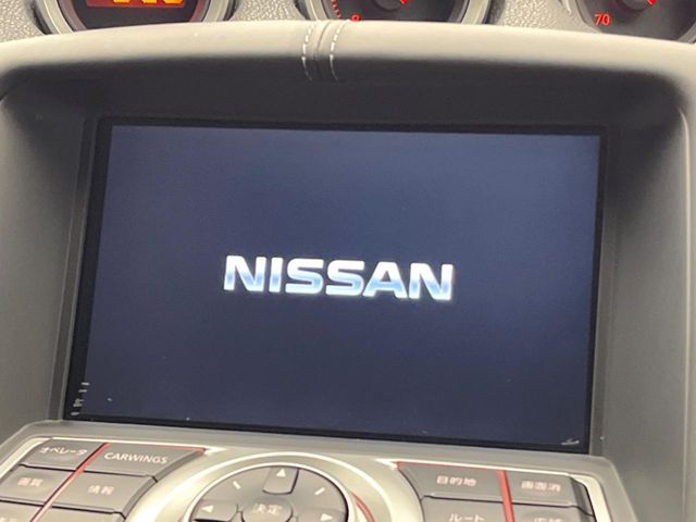 【メーカー純正ナビ】インテリアに溶け込むスタイリッシュな「専用設計」メーカーナビを装備♪視認性や操作性など基本性能にも優れ、より上質なカーライフをお楽しみいただけます。