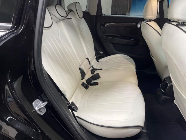 ●後部座席も気になるようなキズ・汚れやへたり等、大きなダメージはなく、良好な状態です。