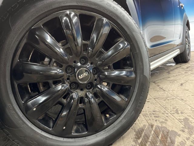 ●純正18インチアルミホイール：輸入車ならではの卓越した走りを支えるホイールと足回りです！日本車の走りに慣れている方にもぜひ体感して頂きたいほど、高いレベルでまとまっています！