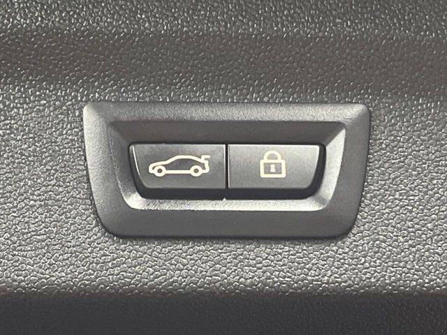 ●電動リアゲート：ワンタッチでリアゲートの開閉ができ、荷物などで両手が塞がっている状態でも簡単に開閉ができる便利機能です。