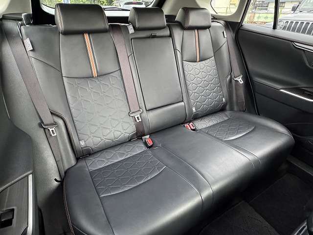 【セカンドシート】はリクライニング可能でくつろぎの空間。大人二人が乗っても十分なスペースが確保されております。