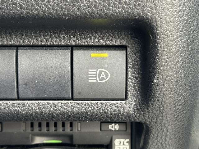 【オートマチックハイビーム】ハイビーム・ロービームをカメラで自動検知し自動で切り替えくれる便利な機能です。