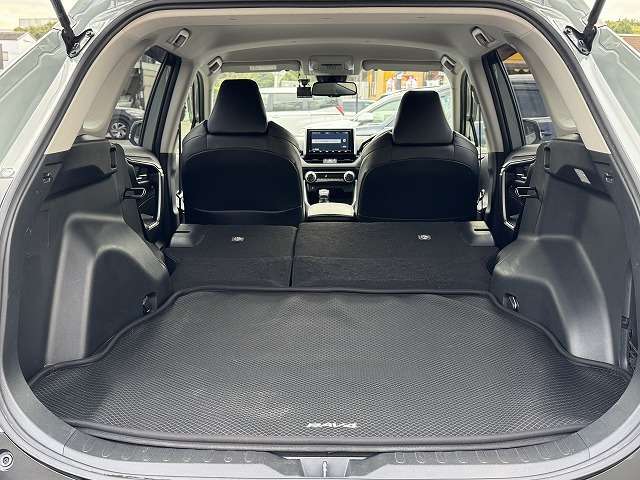 【ラゲッジルーム】大容量のスペースを確保。普段のお買い物からレジャーまで、幅広く活躍してくれます！リアシートを倒すことでバリエーション豊かにお使いいただけます。