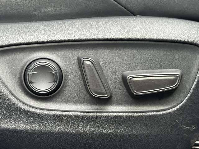 【電動リクライニング】は細やかな調整ができ、体格を問わずベストポジションがとれ長距離ドライブも快適です。