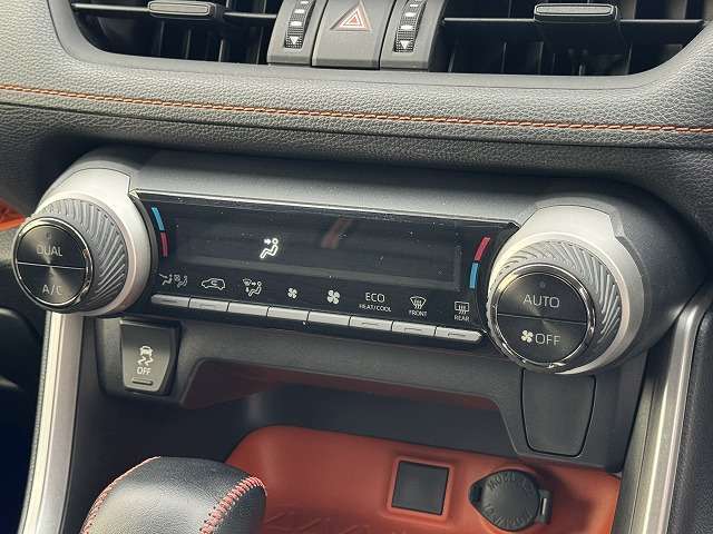 【オートエアコン】年中快適な空間を提供でき、左右独立型となりますので個々の温度設定が可能です。