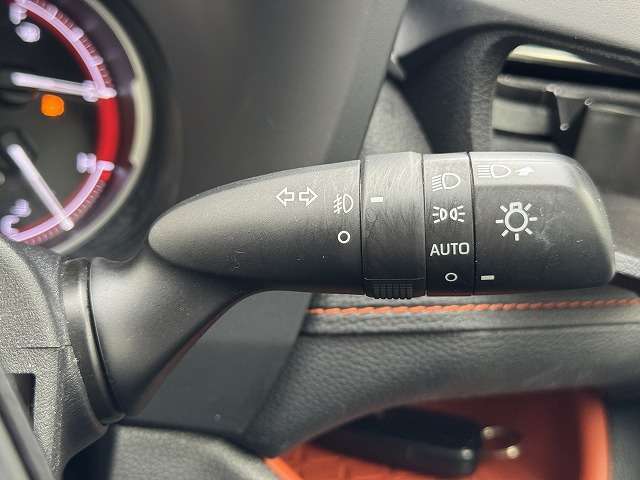【オートライト】を搭載しております。トンネル走行時や暗くなると自動でヘッドライトが点灯します。